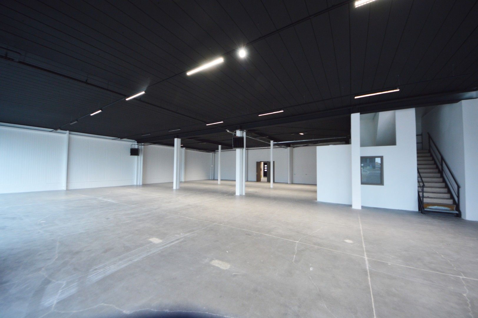 COMMERCIEEL GEBOUW BAANLOCATIE MET PARKING NABIJ MCDONALDS foto 13