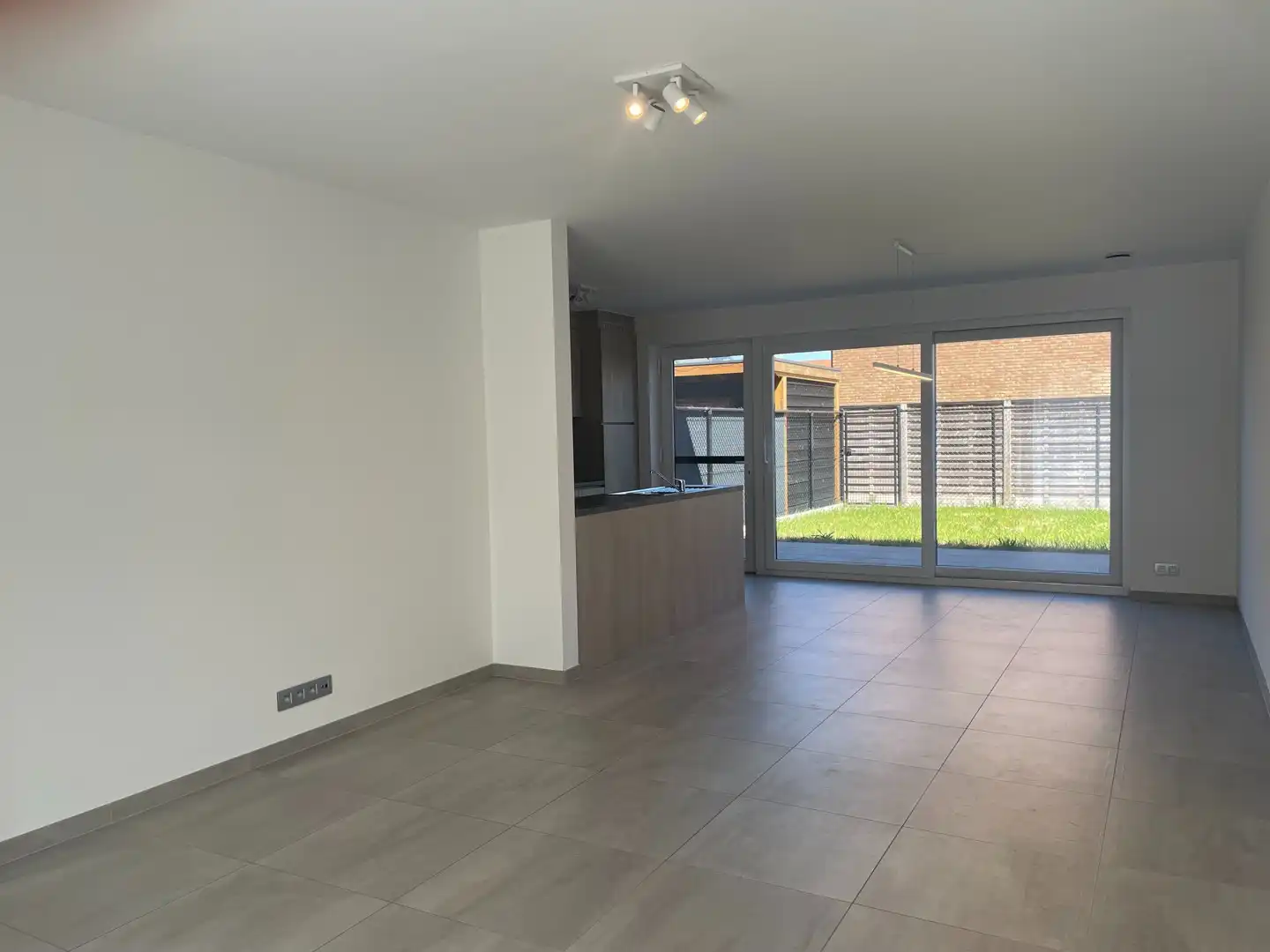 Moderne woning met 4 slaapkamers en garage in rustige buurt in Zwankendamme foto {{pictureIndex}}