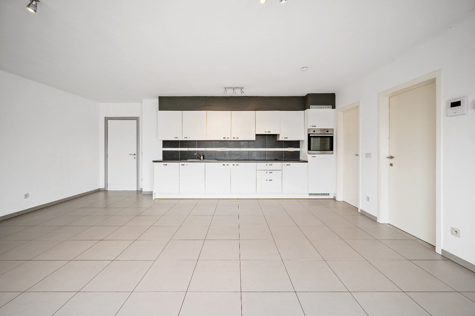 Recent app. met 2 slpks, terras en autostaanplaats foto 4