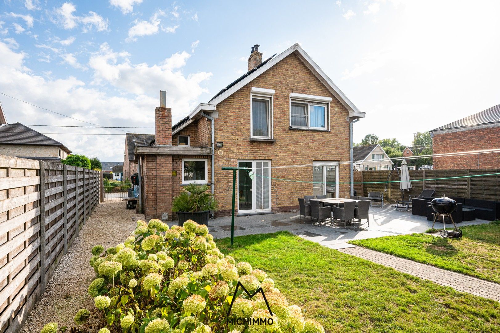 Open bebouwing met drie slaapkamers, grote tuin en EPC C (240 kWh) foto {{pictureIndex}}