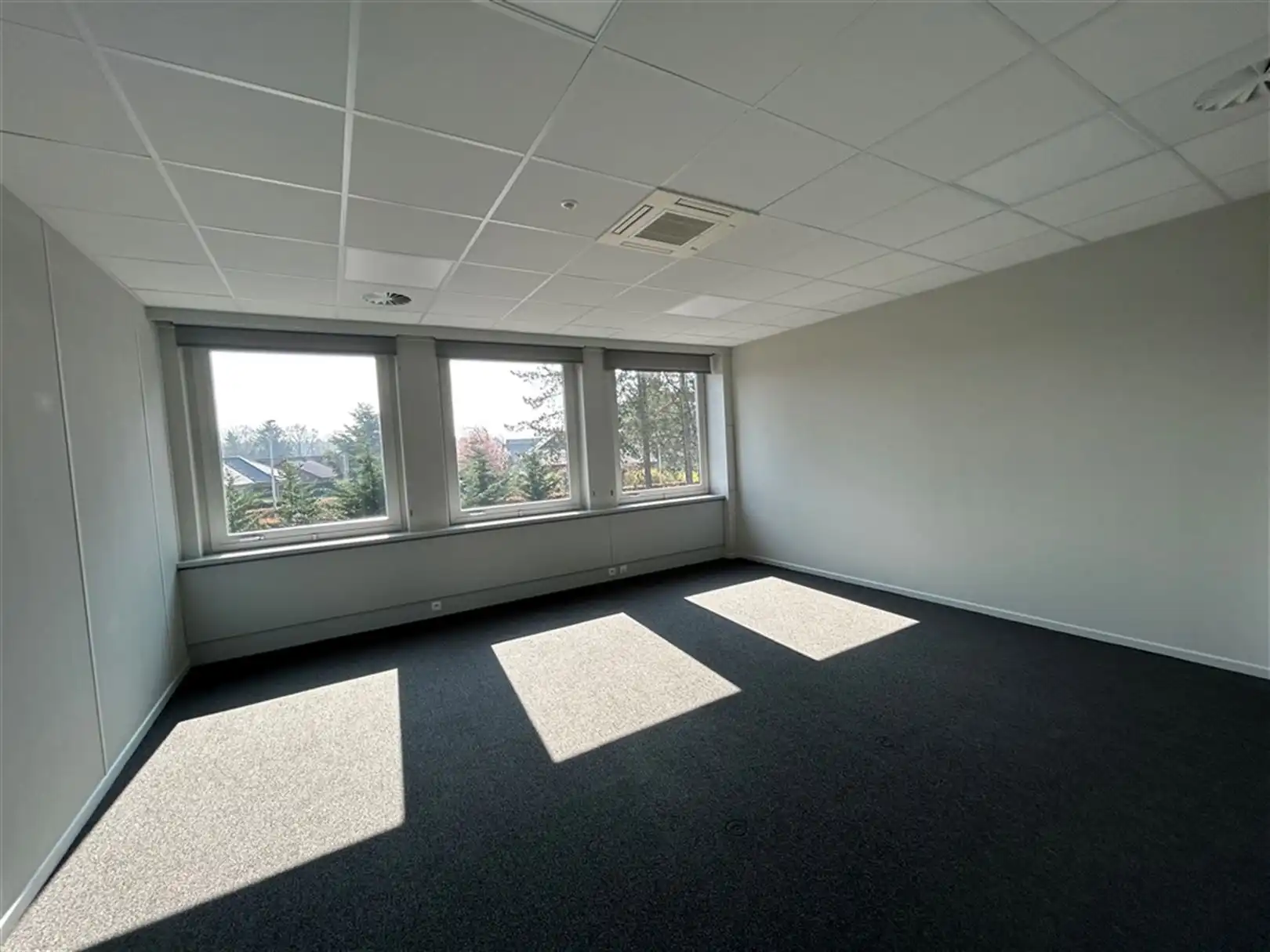 Multifunctioneel kantoorgebouw met veel parking te Houthalen foto 21