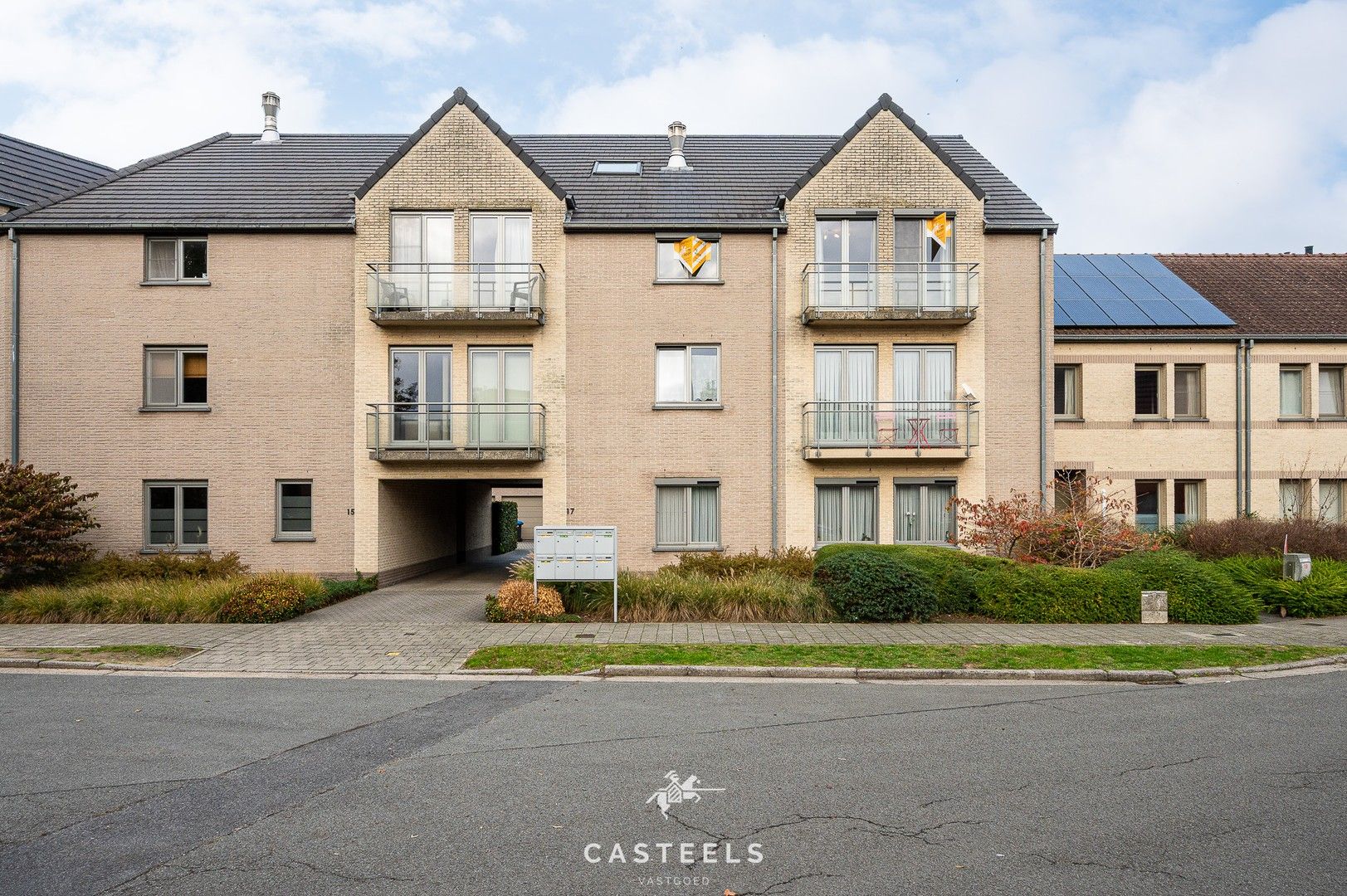 Lichtrijk en instapklaar appartement met garage te koop foto {{pictureIndex}}