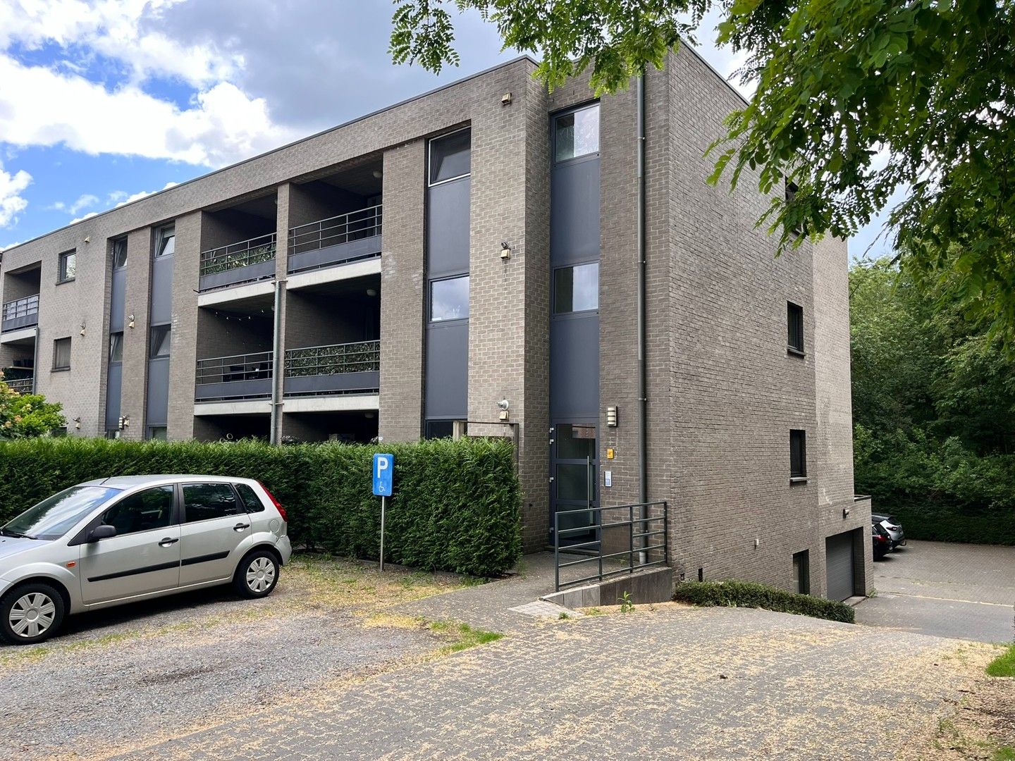 Appartement met 2 slaapkamers, terras en 2 private parkings in de ondergrondse parkeergarage foto 2
