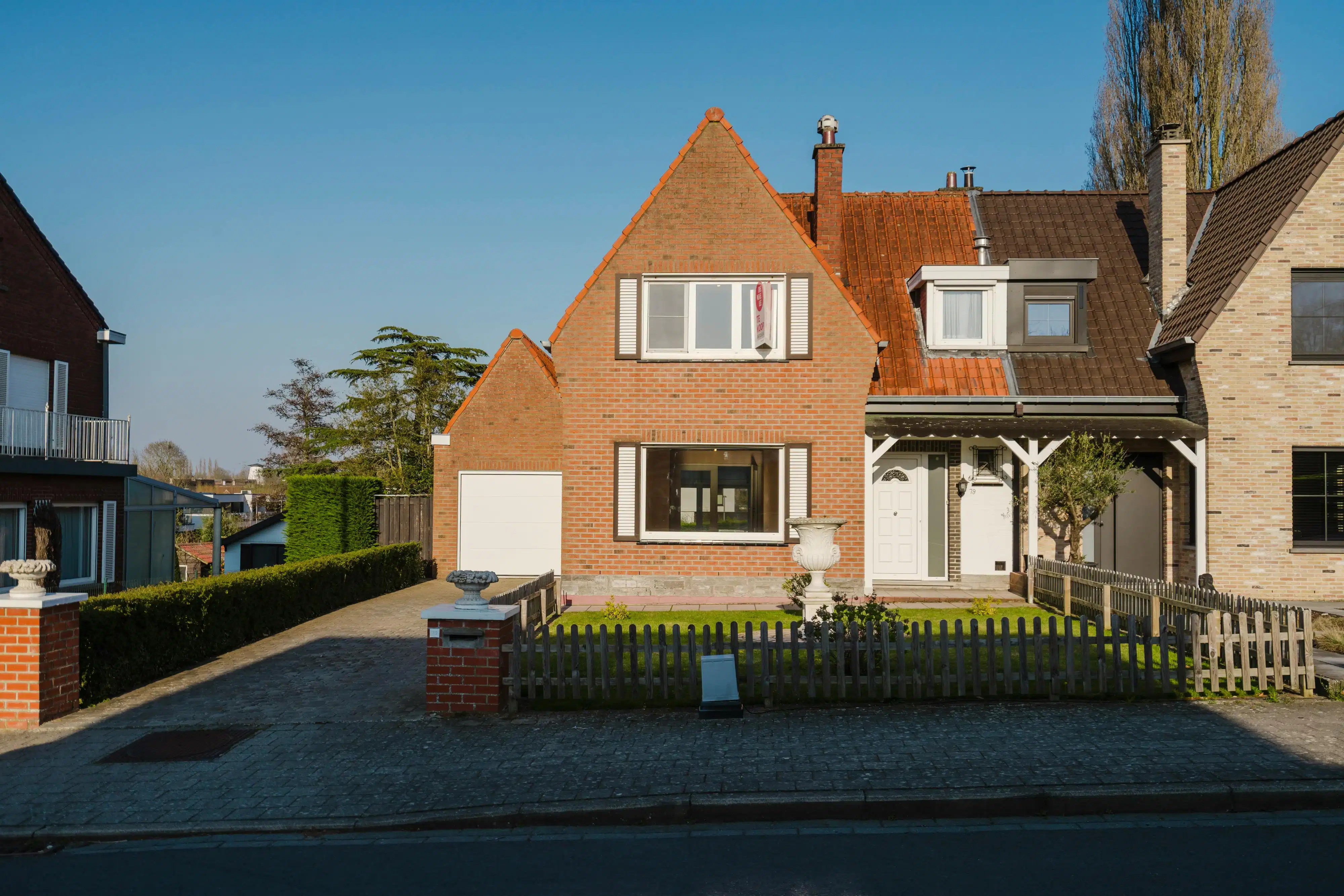 Te renoveren huis te koop met grote tuin, 3 slpk en garage foto 2