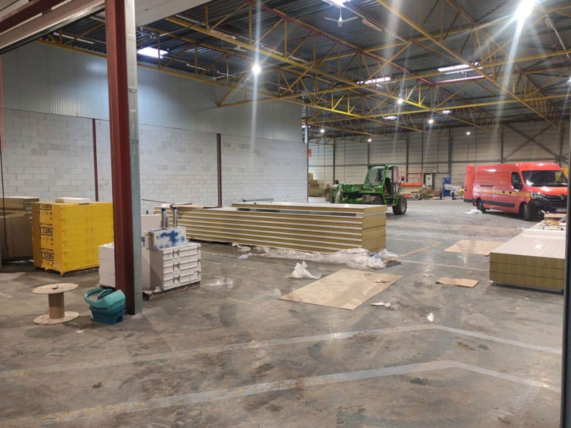 Logistieke ruimte met laadkades te huur foto 4