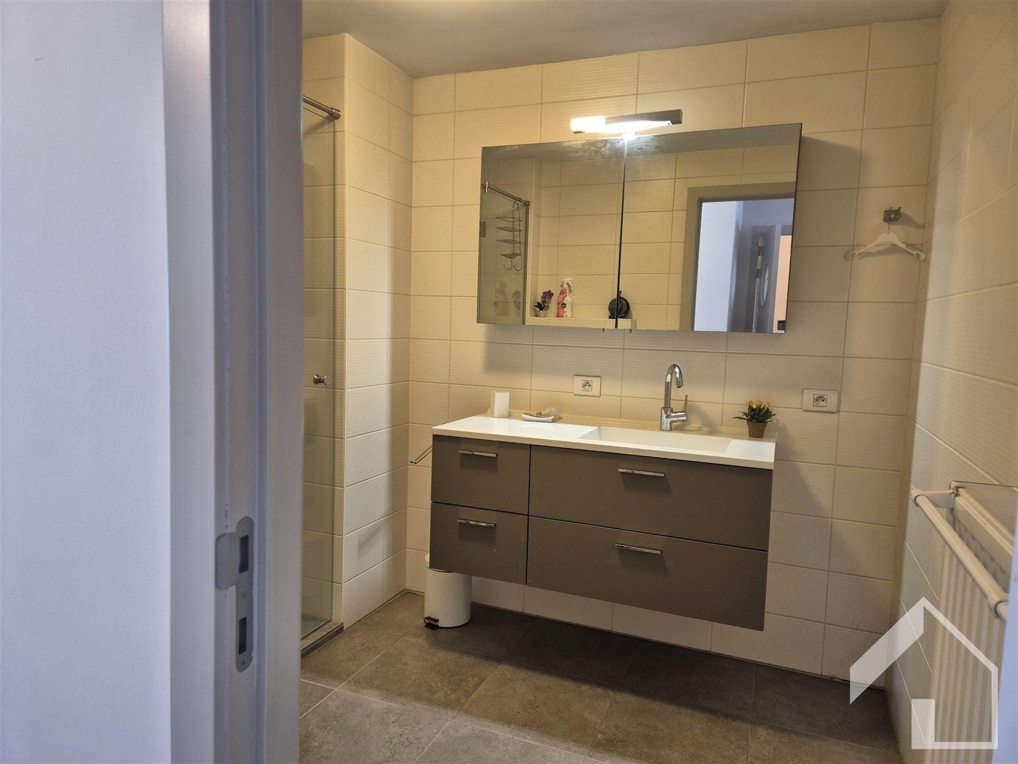 Appartement 3de verdieping, 2 slaapkamers, Lift en autostaanplaats foto 6