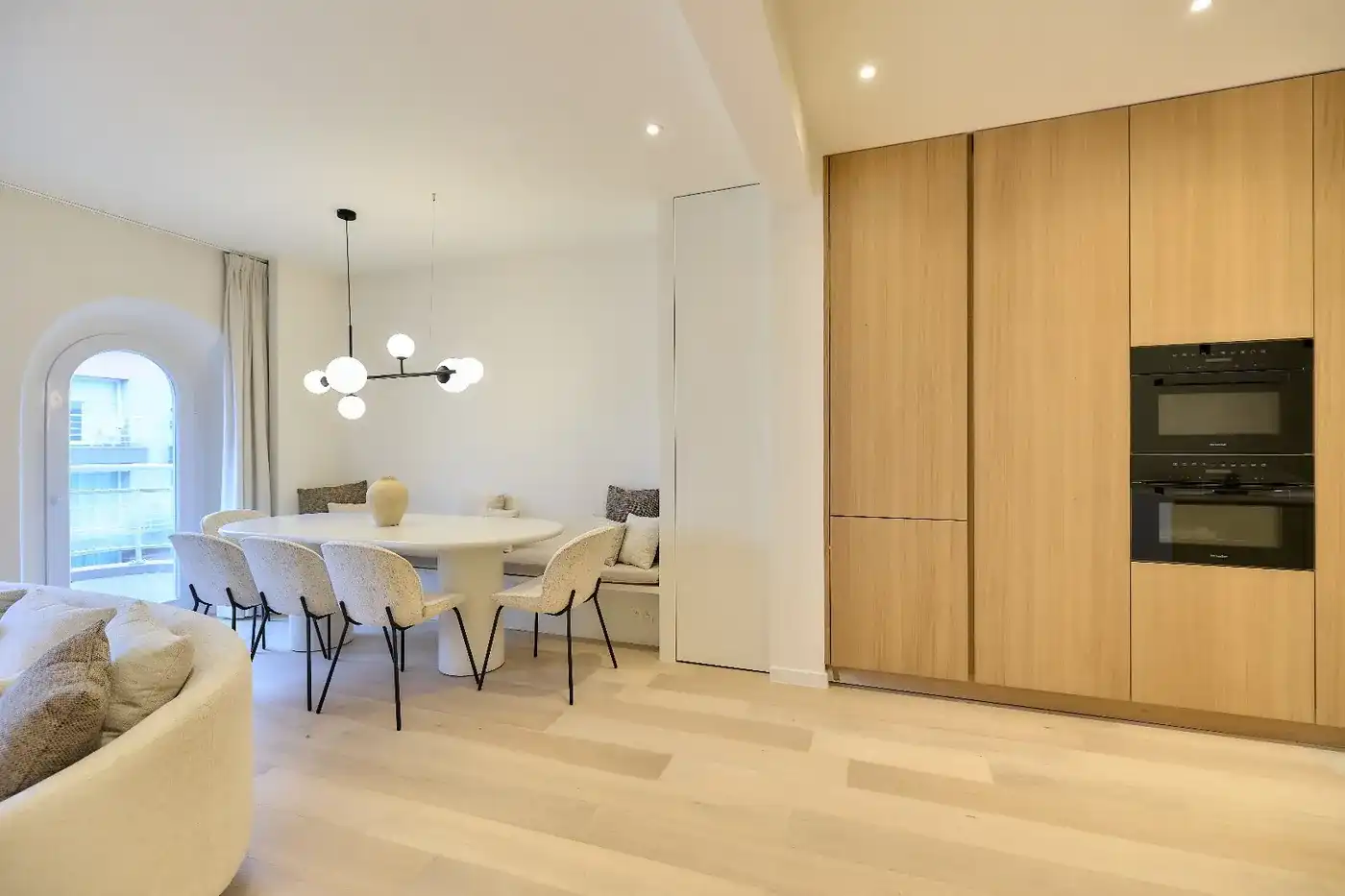 Volledig gerenoveerd 4 slk appartement met zijdelings zeezicht op een zeer centrale ligging  foto 4