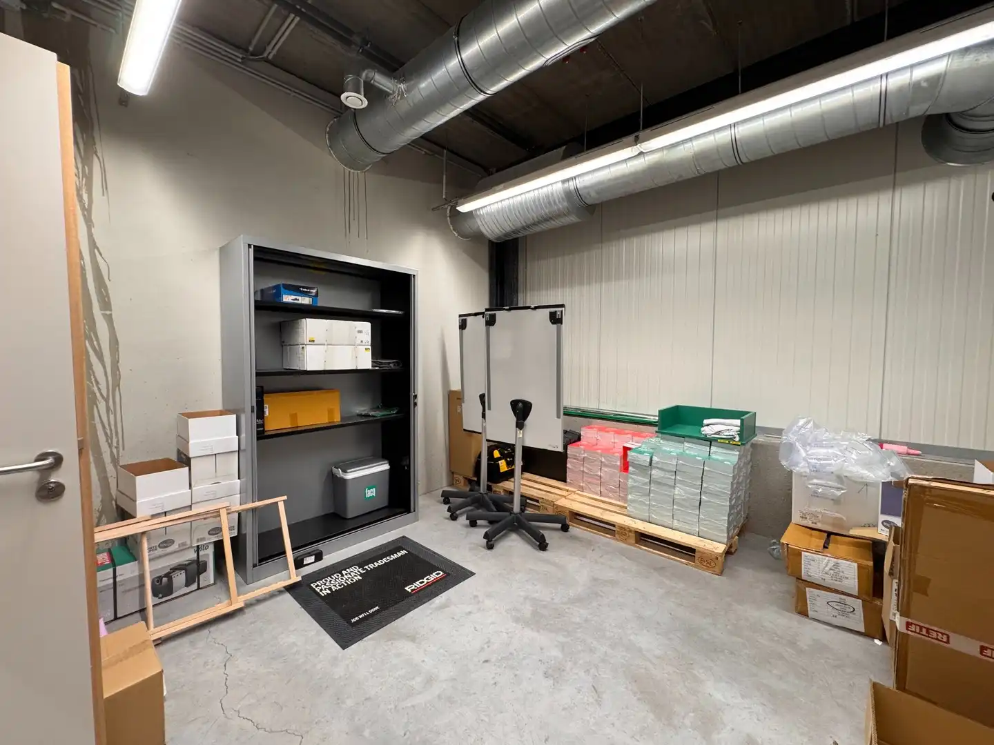 Nieuw en volledig uitgerust bedrijfsgebouw in Ieper foto 14