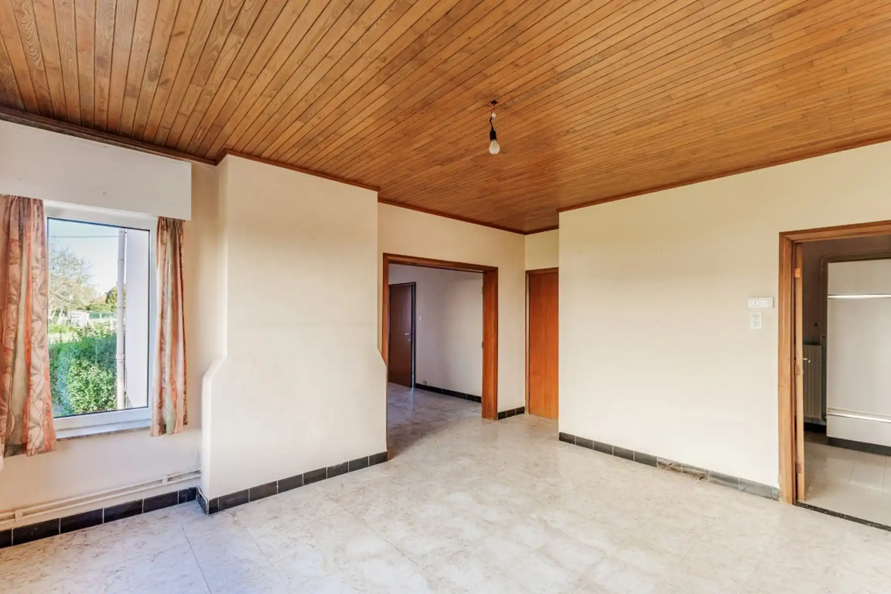 Gezinswoning met grote tuin in groene omgeving foto 10