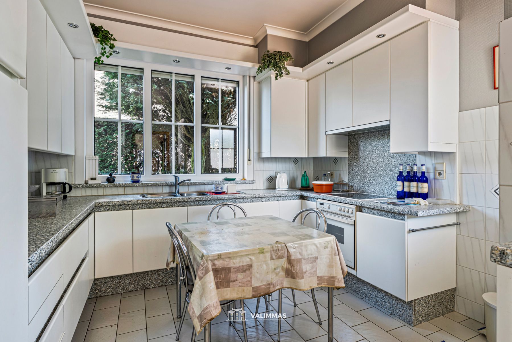 Zeer ruime en stijlvolle klassieke villa met garage en tuin foto 10
