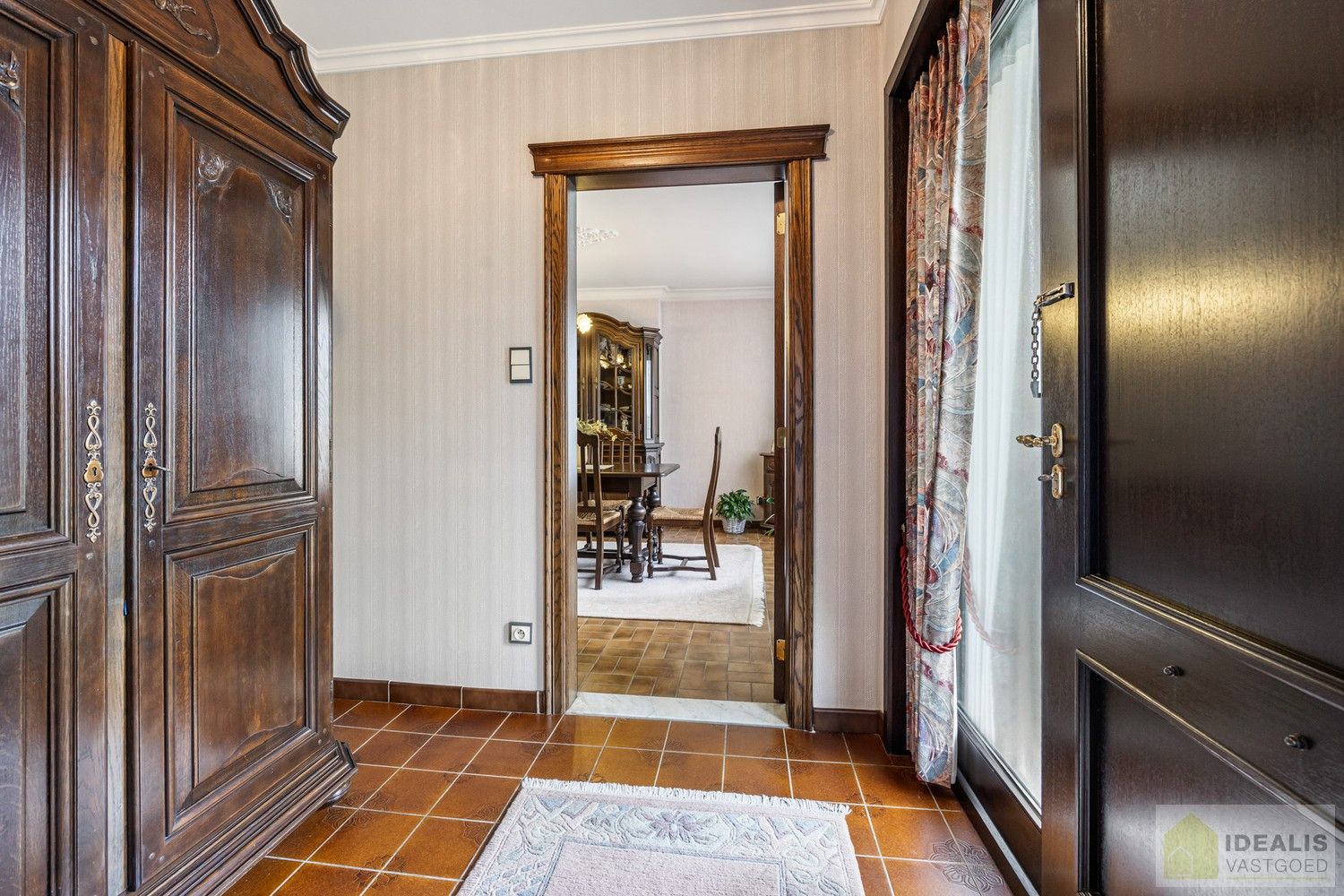 IDEALIS VASTGOED – PERFECT ONDERHOUDEN, INSTAPKLARE WONING +- 175M², MET MAAR LIEFST 4 SLAAPKAMERS, HEERLIJK LICHTRIJKE WOONKAMER EN DUBBELE GARAGE OP EEN PRACHTIG GROEN EN RUIM PERCEEL VAN 18A 43CA. foto 8