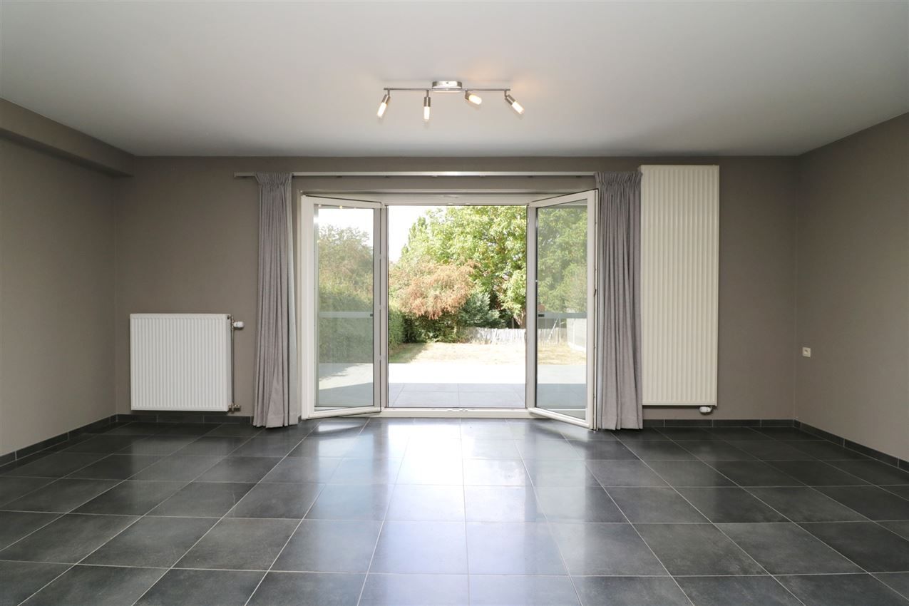 Recente woning met vier slpk, tuin, garage op rustige locatie foto 9