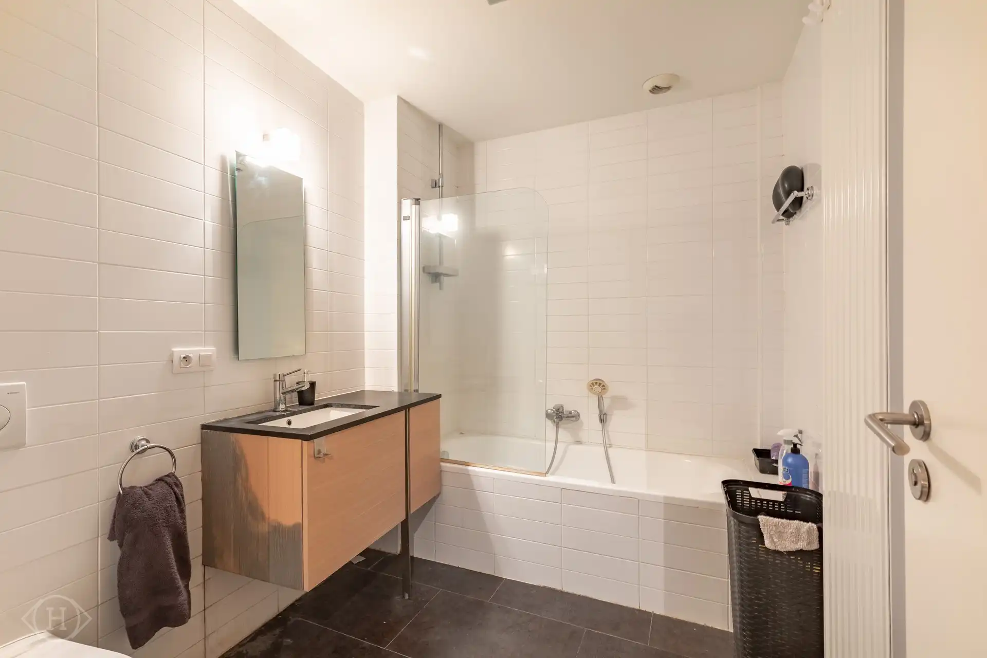 Stijlvol tweeslaapkamerappartement met terras foto 8