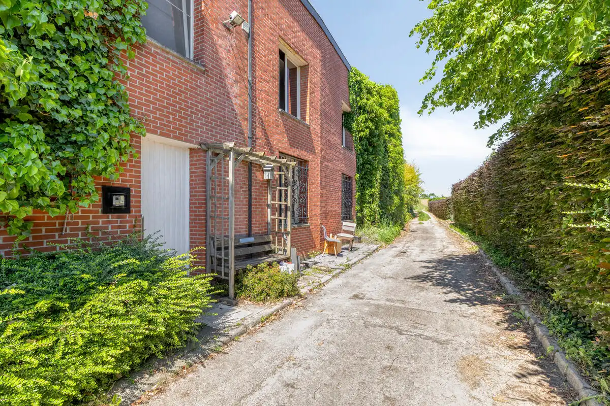 WONING MET BURELEN EN MAGAZIJN TE TONGEREN LANGS N79. foto 43