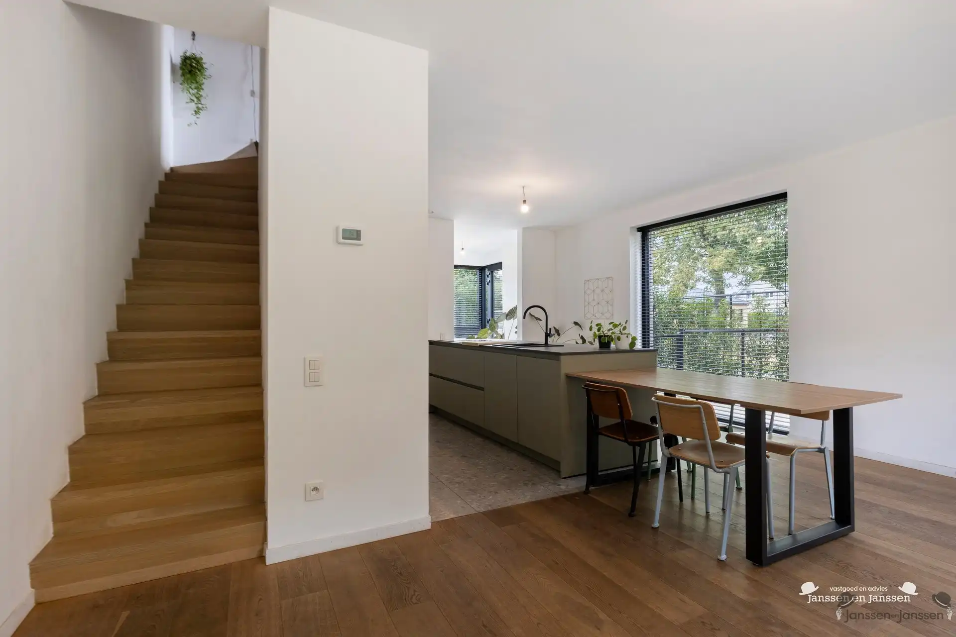 Moderne halfopen bebouwing uit 2024 met hoogwaardige afwerking foto 12