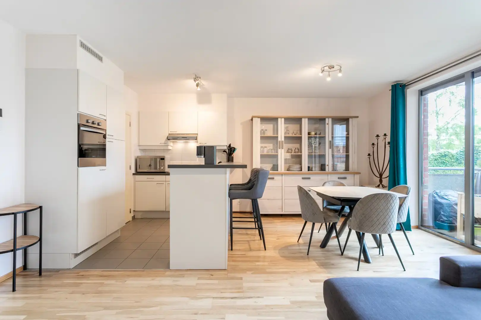 Instapklaar appartement met 2 slaapkamers, kelder en ondergrondse autostaanplaats foto {{pictureIndex}}