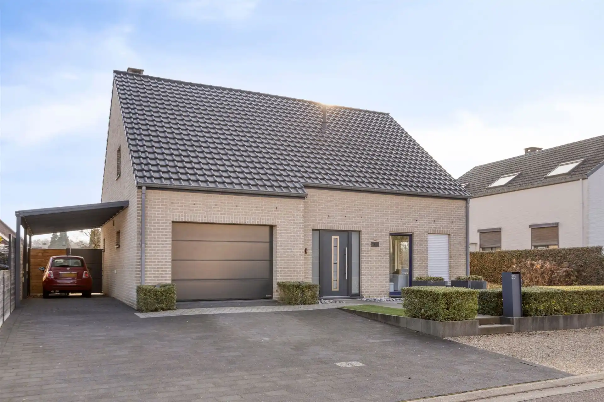 Gerenoveerde en energiezuinige woning met hoogwaardige afwerking in een rustige woonwijk te Wiemesmeer foto {{pictureIndex}}