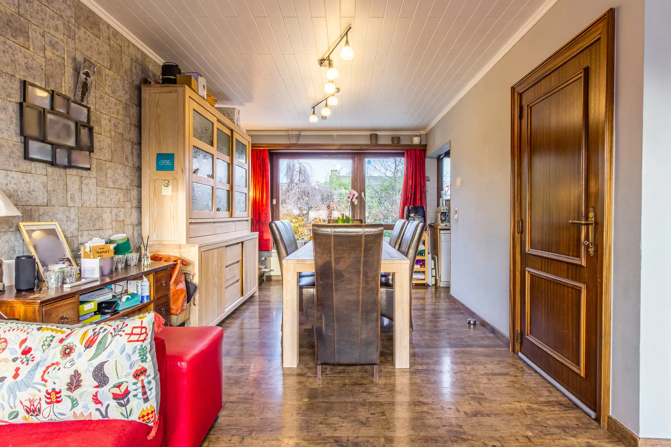 Een Solide Gezinswoning met Potentieel! foto 3