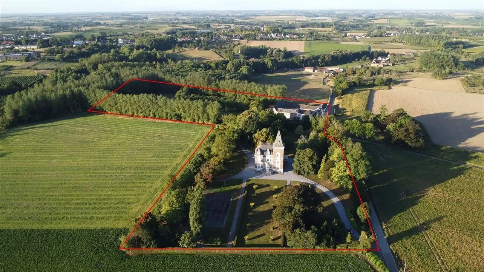 Instapklaar kasteeldomein met vierkantshoeve foto 11