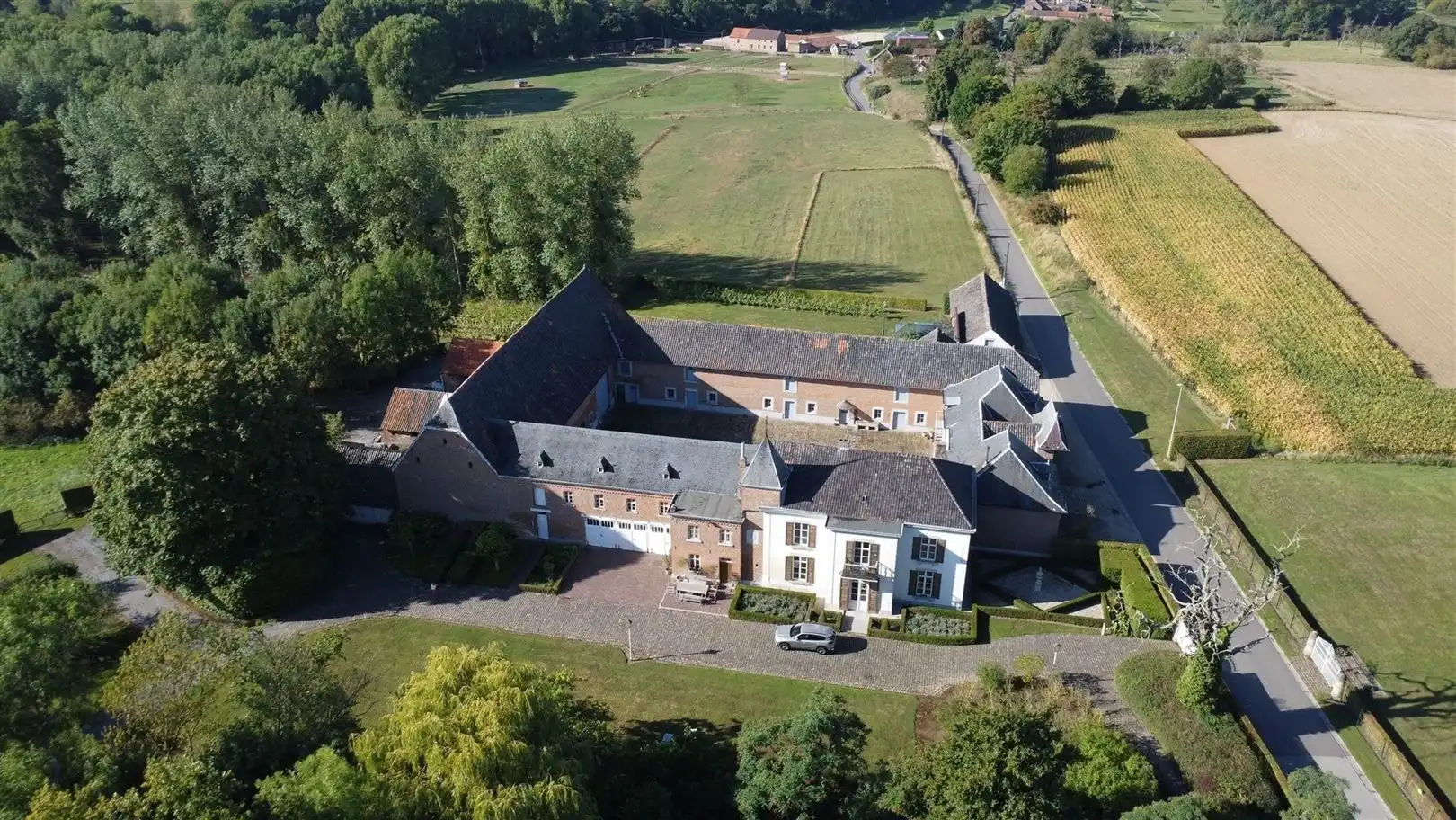 Instapklaar kasteeldomein met vierkantshoeve foto 11