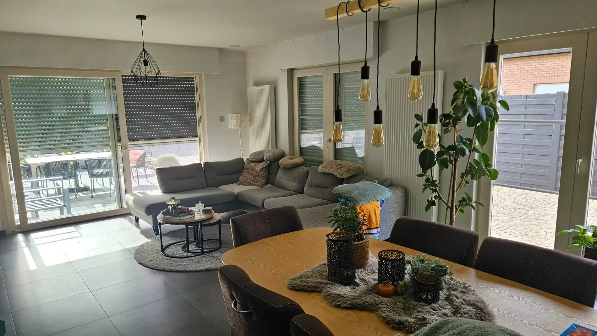 Uiterst ruime woning met 3 slk, 2 garages en tuin foto 6