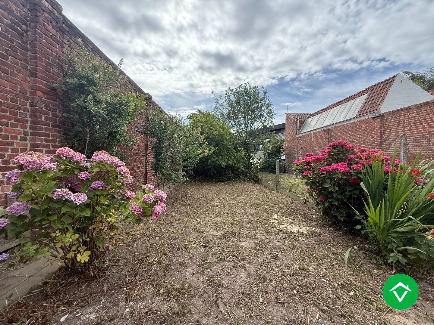Gezellige rijwoning met 3 slaapkamers en tuin te centrum Roeselare foto 11