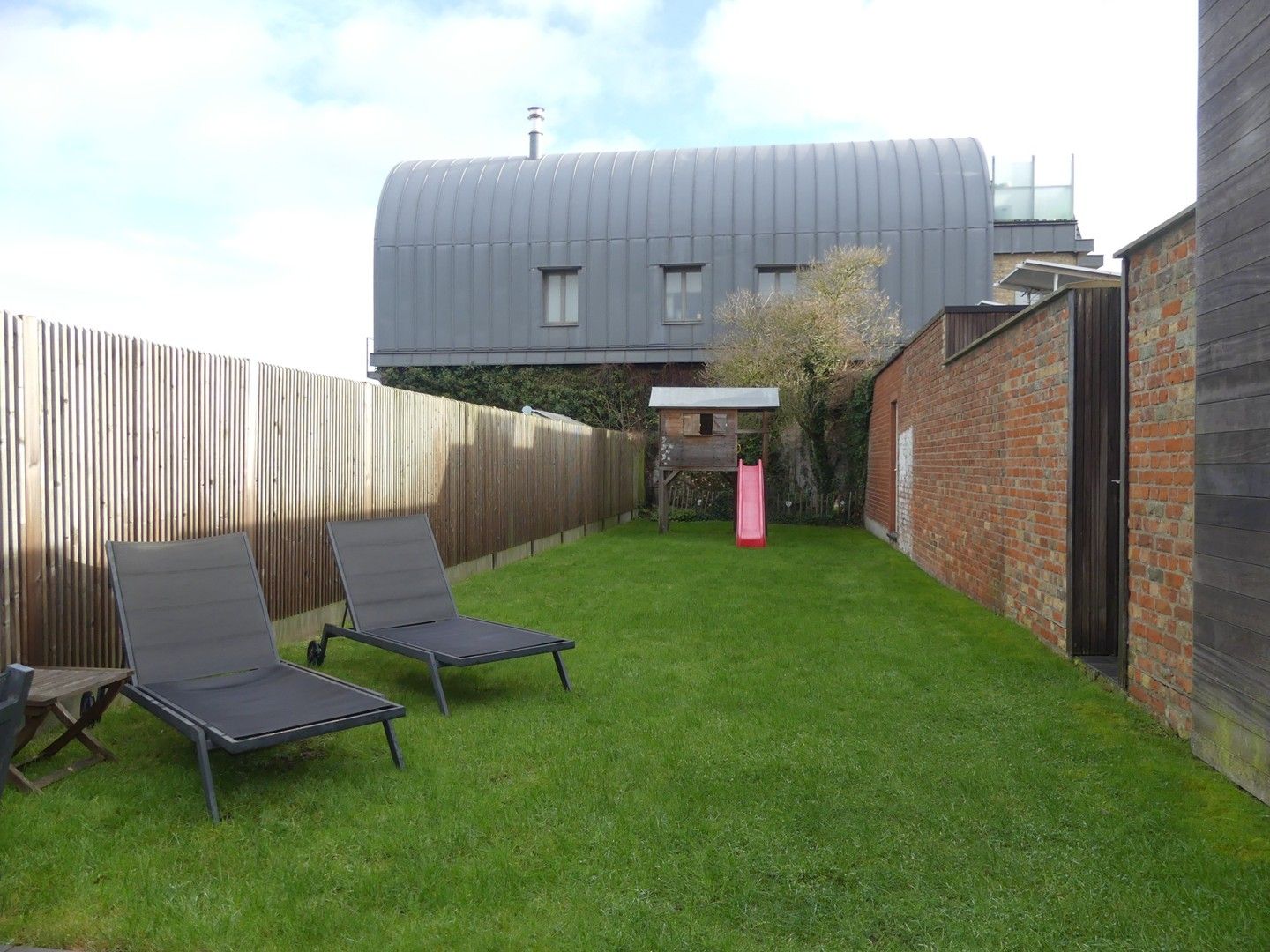 Modern ingerichte en ruime woning met garage en tuin foto 14