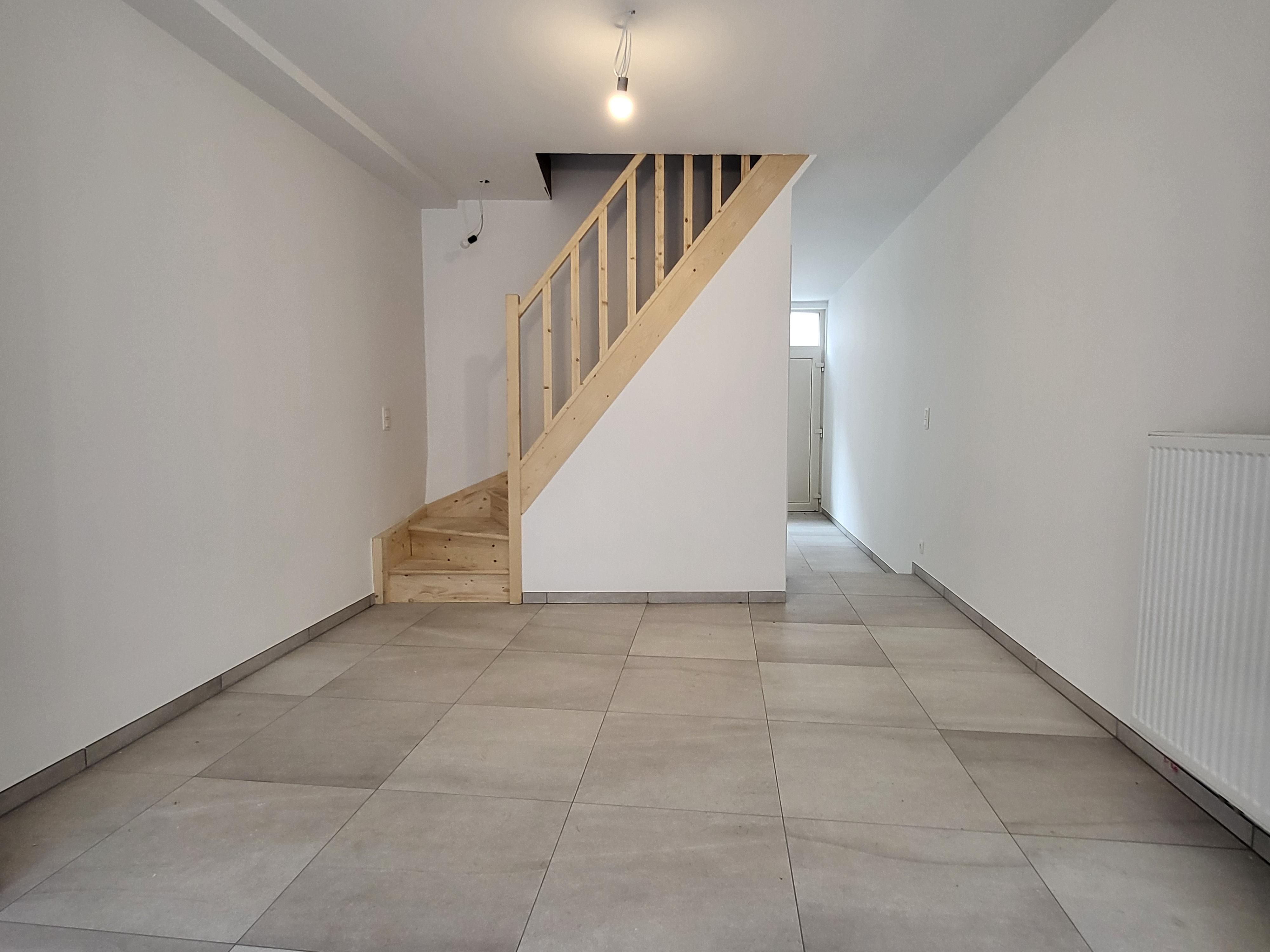 Deze volledig gerenoveerde woning (2025) biedt modern wooncomfort op een centrale ligging in het centrum, met winkels, scholen en openbaar vervoer op wandelafstand.  foto 13