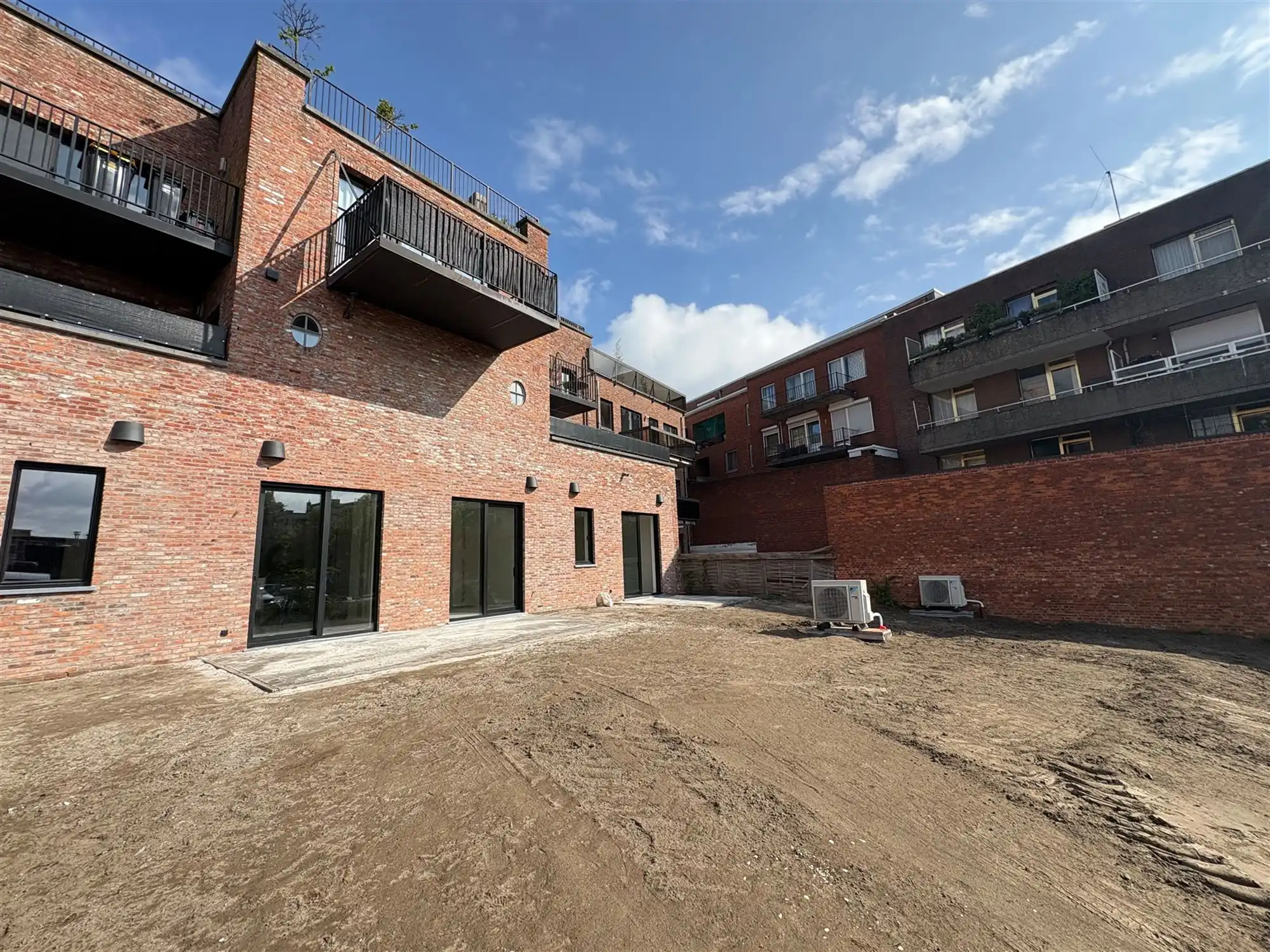 Nieuwbouwappartement met 2 slaapkamers en grote tuin. foto 12