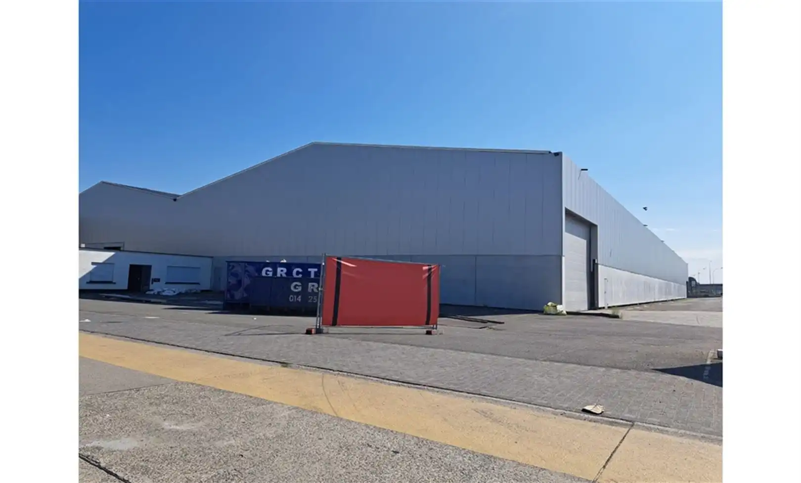 Semi-industrieel bedrijfsgebouw met laad-en loskades en rolbruggen foto 2