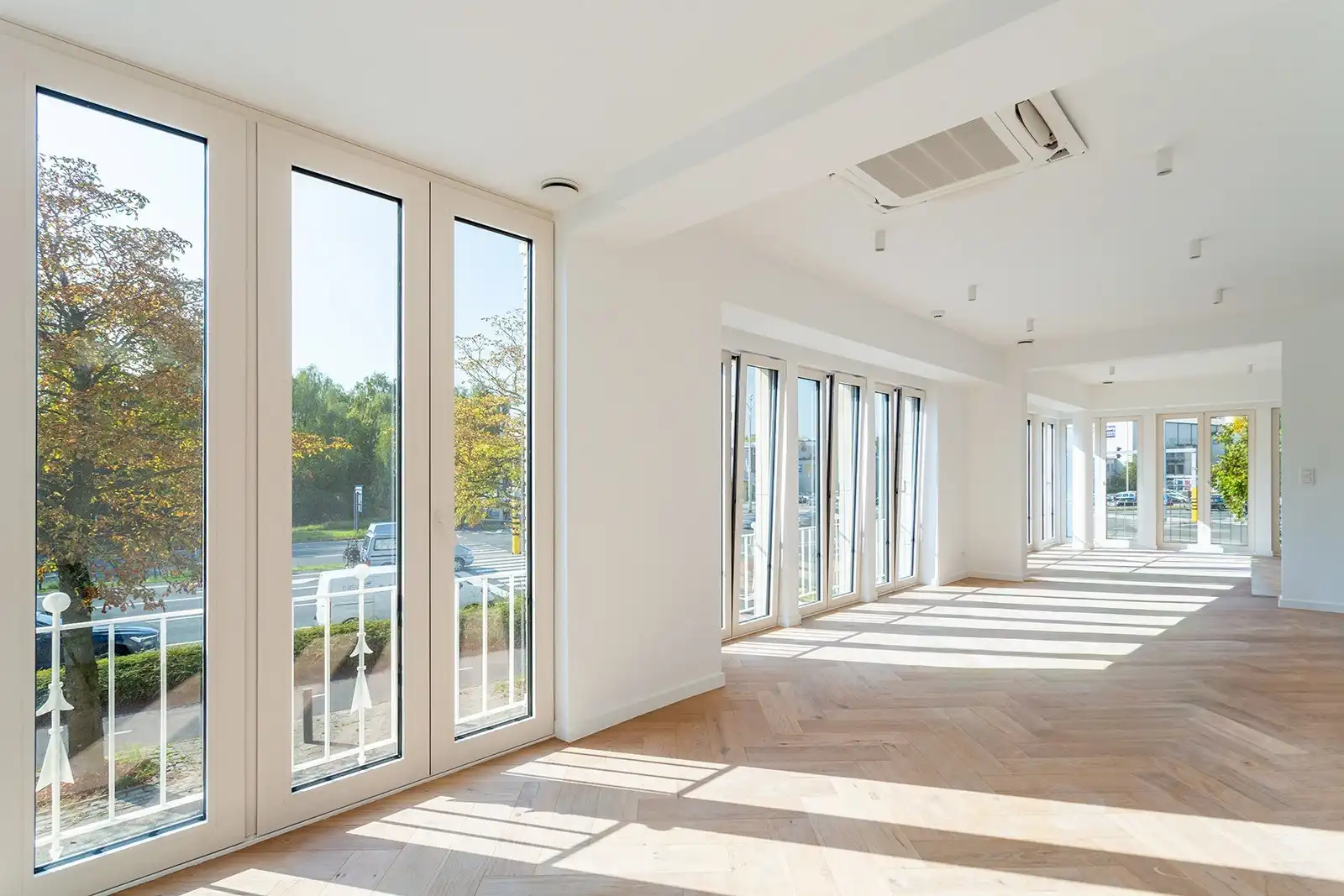 Architecturaal kantoorgebouw op absolute zicht locatie!  foto 7