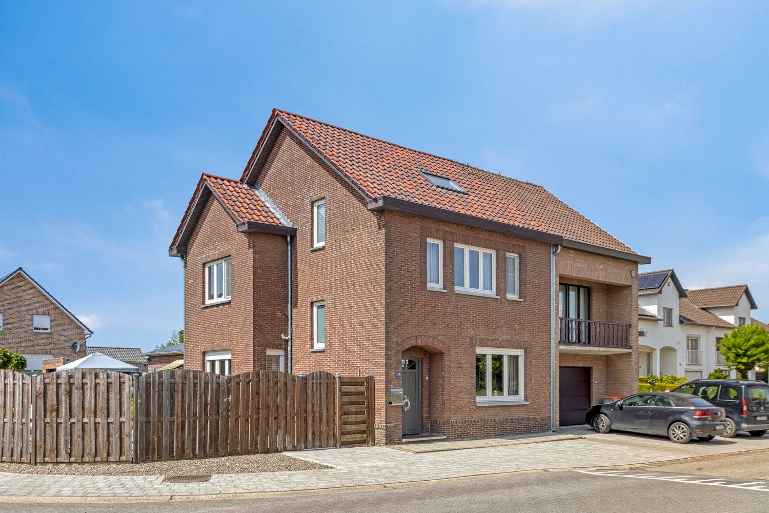 Hoofdfoto van de publicatie: Gezinswoning met drie slaapkamers en veel potentieel in het landelijke Uikhoven (Maasmechelen)