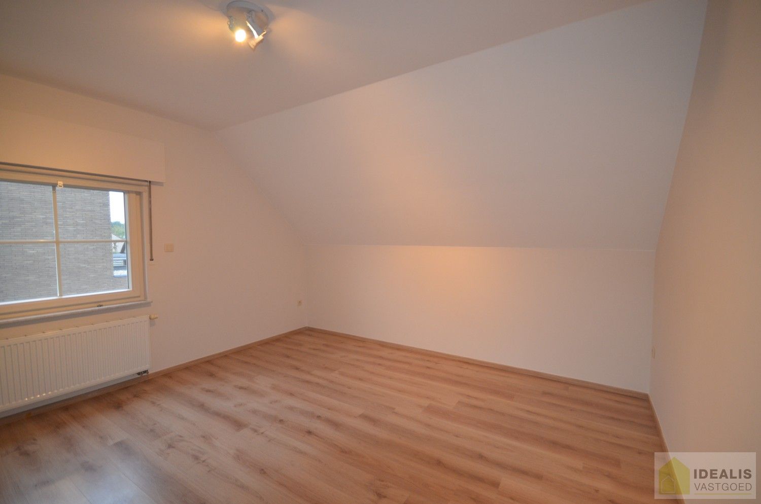 LUXUEUS AFGEWERKTE VILLA IN ZEER GOEDE STAAT! Deze ruime woning omvat o.a. een grote leefruimte, ruime keuken met bergplaats, wasplaats, 3 slaapkamers, ruime badkamer, inpandige garage en bergzolder! De villa is gelegen op een perceel met een opp. +/-13a dat volledig is aangelegd en omheind! Zeer geschikt voor kandidaten op zoek naar een rustig, doch centraal gelegen instapklare woning. foto 19