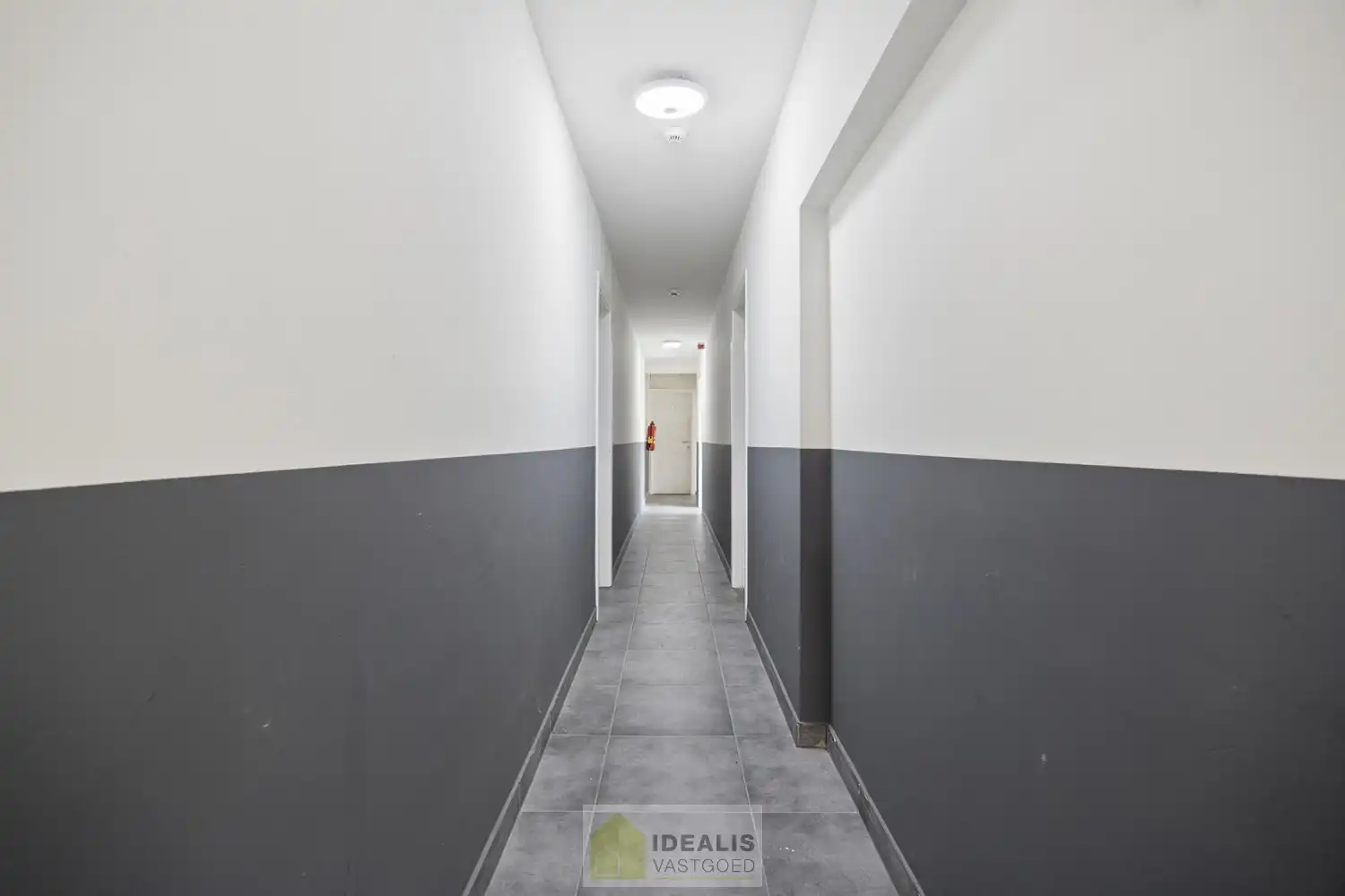 IDEALIS VASTGOED – OPBRENGSTEIGENDOM BESTAANDE UIT EEN HANDELSPAND MOMENTEEL INGERICHT ALS HORECAGELEGENHEID MET BOVENLIGGEND 8 WOONGELEGENHEDEN. DE WOONGELEGENHEDEN ZIJN VOORZIEN VAN EEN EIGEN DOUCHE EN TOILET. DAARNAAST IS ER EEN GEMEENSCHAPPELIJKE KEUKEN EN WASPLAATS. HET PAND IS IN 2018 GERENOVEERD. foto 16