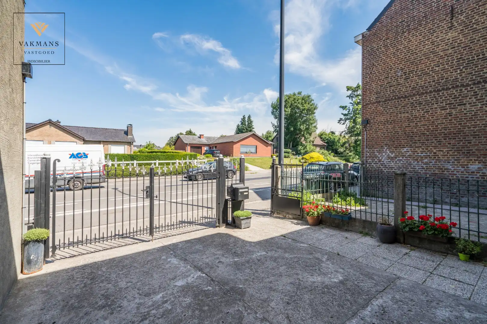 Ruime gezinswoning met 4 slaapkamers, tuin en eigen parkeerplaats. foto 3