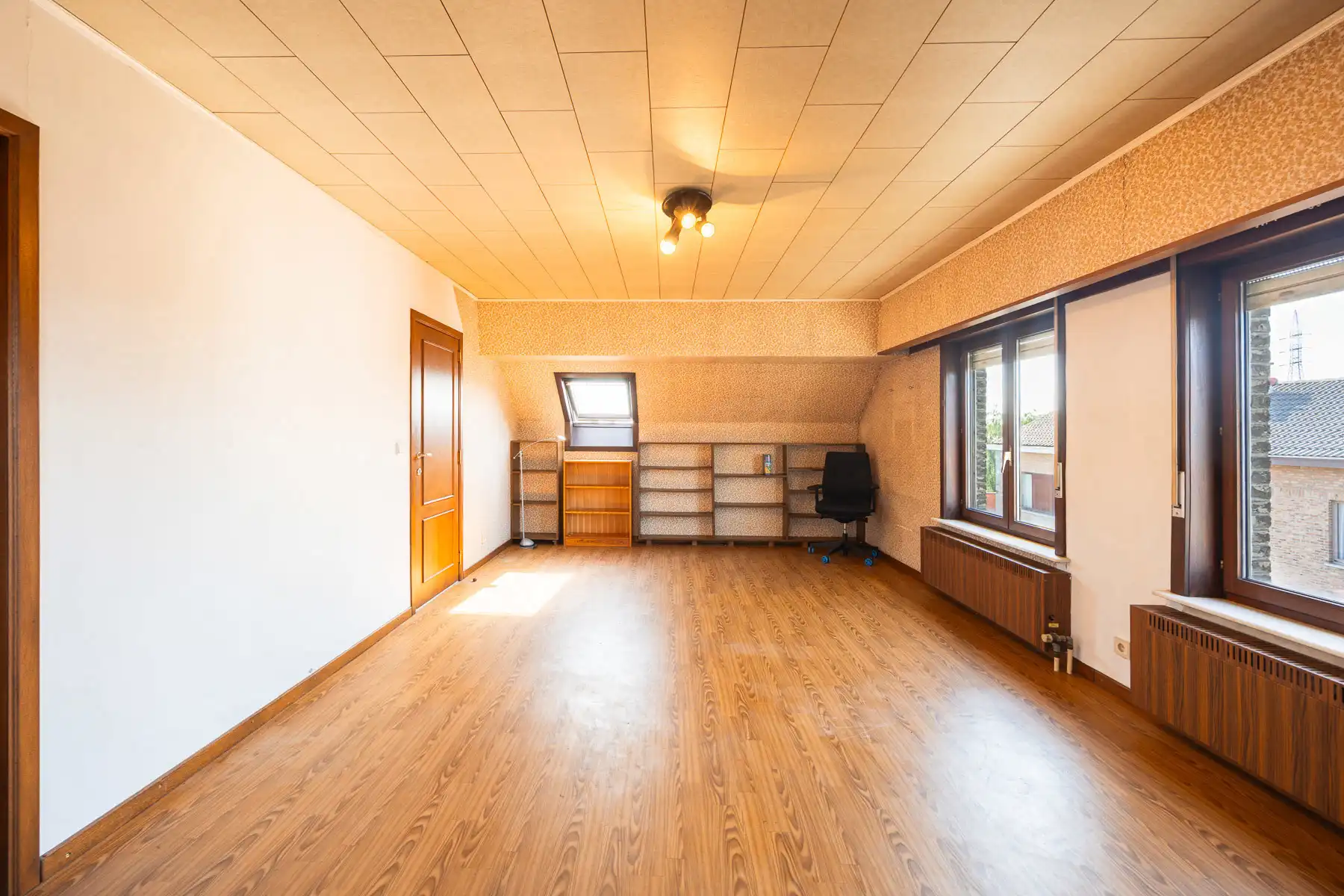 Verrassend ruime halfopen woning met omheinde tuin foto 24