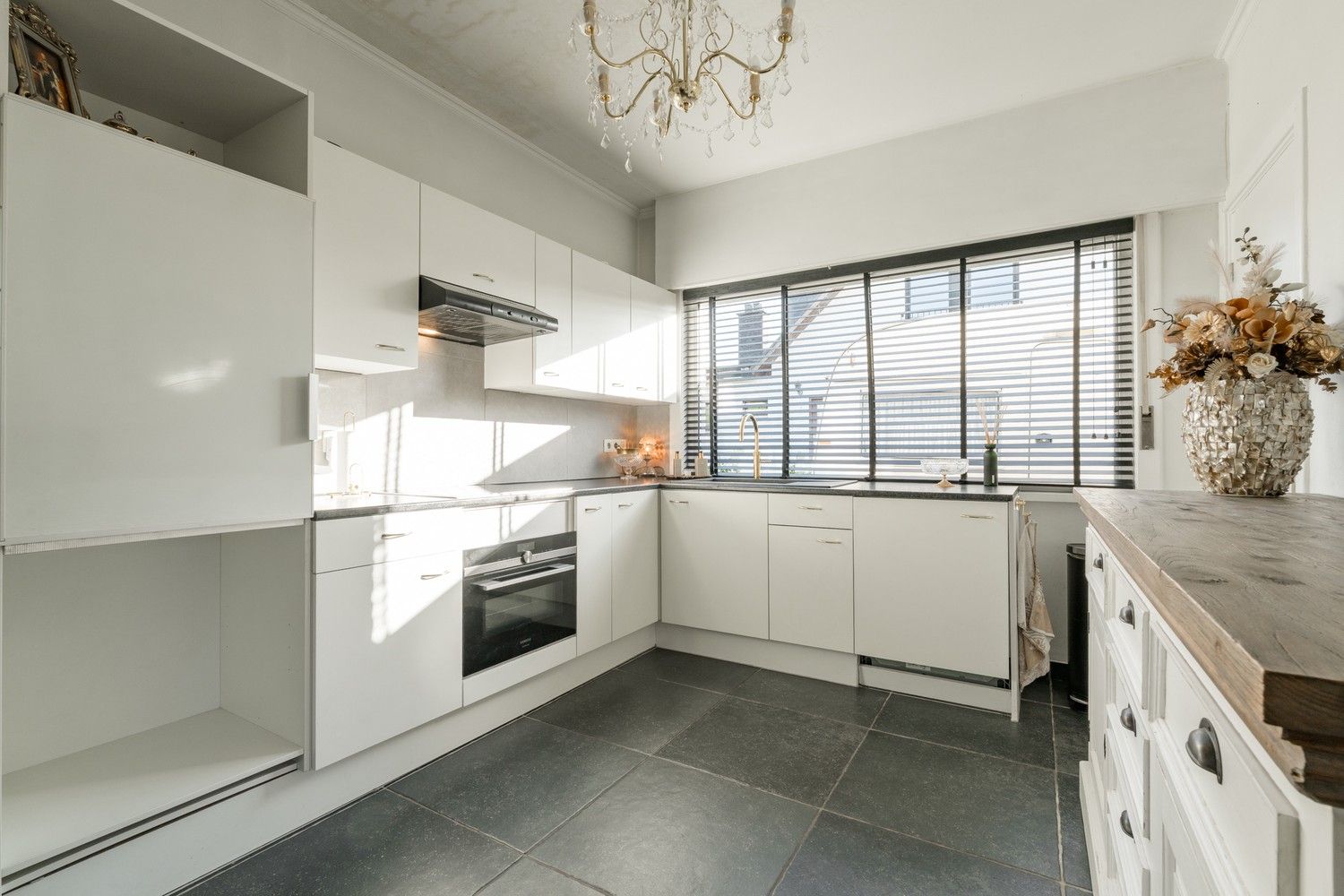 Prachtige gerenoveerde 3 slaapkamer woning nabij de Nederlandse grens! foto 11