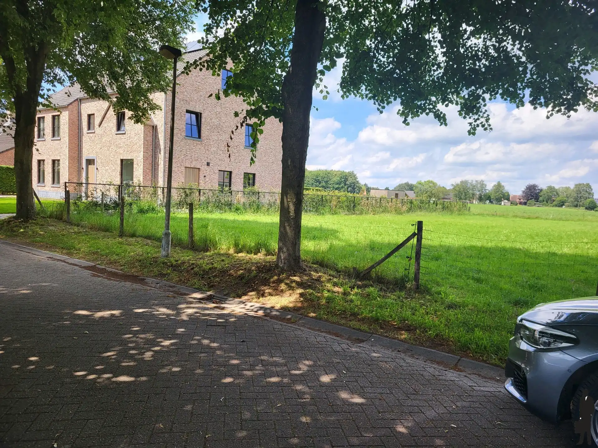 Zeer recente (nieuwbouw 2 jaar oud) energiezuinige halfopen bebouwing met 3 slaapkamers, nieuwste technieken zoals warmtepomp, zonnepanelen, … en open zicht op veel groen van de omliggende landerijen. foto 17