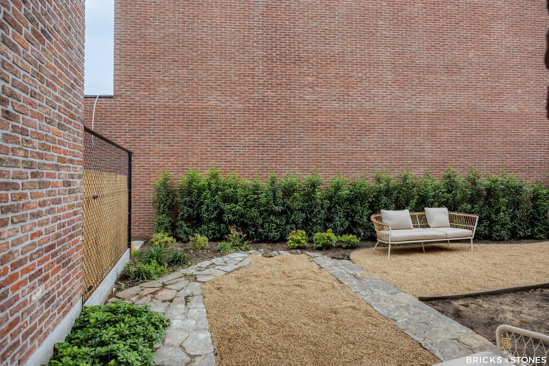 Zeer ruime halfopen bebouwing met praktrijkruimte en prachtige tuin foto 8