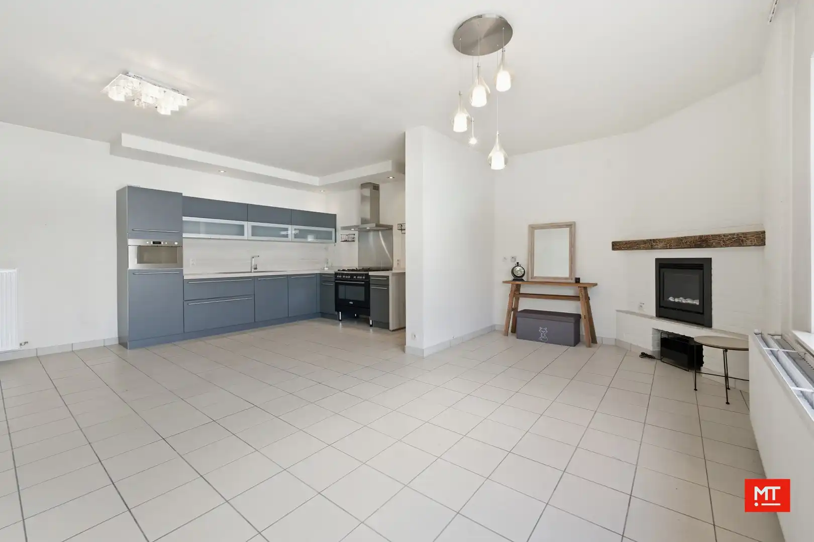 Gelijkvloers twee-slaapkamerappartement met garage te koop in het centrum van Langemark foto 4