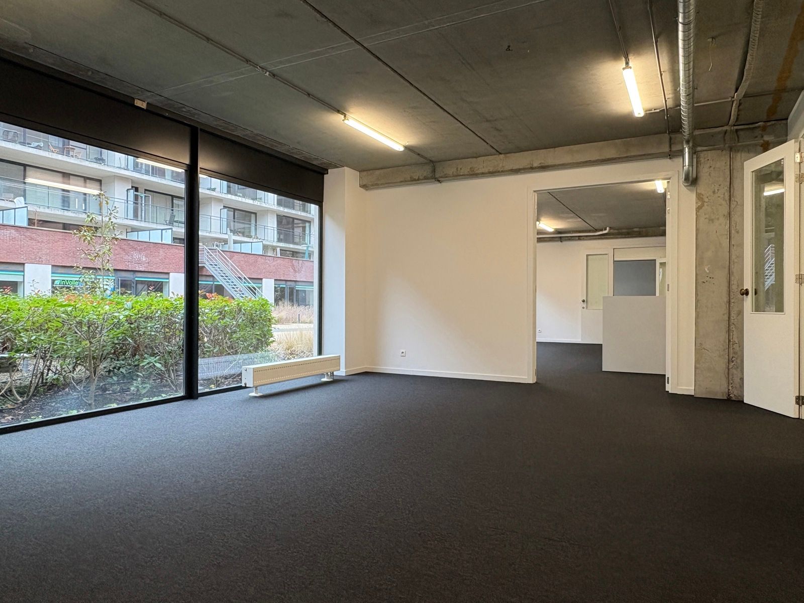 Modern kantoor met parkings foto {{pictureIndex}}