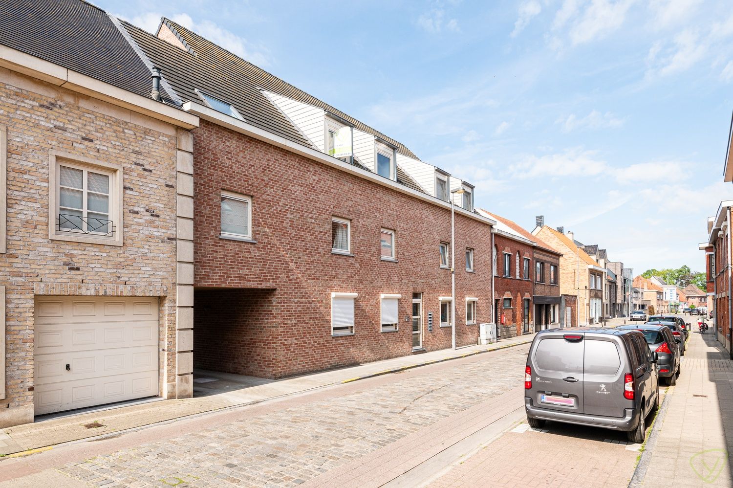 Instapklaar appartement met garage in het dorp van Adegem foto {{pictureIndex}}