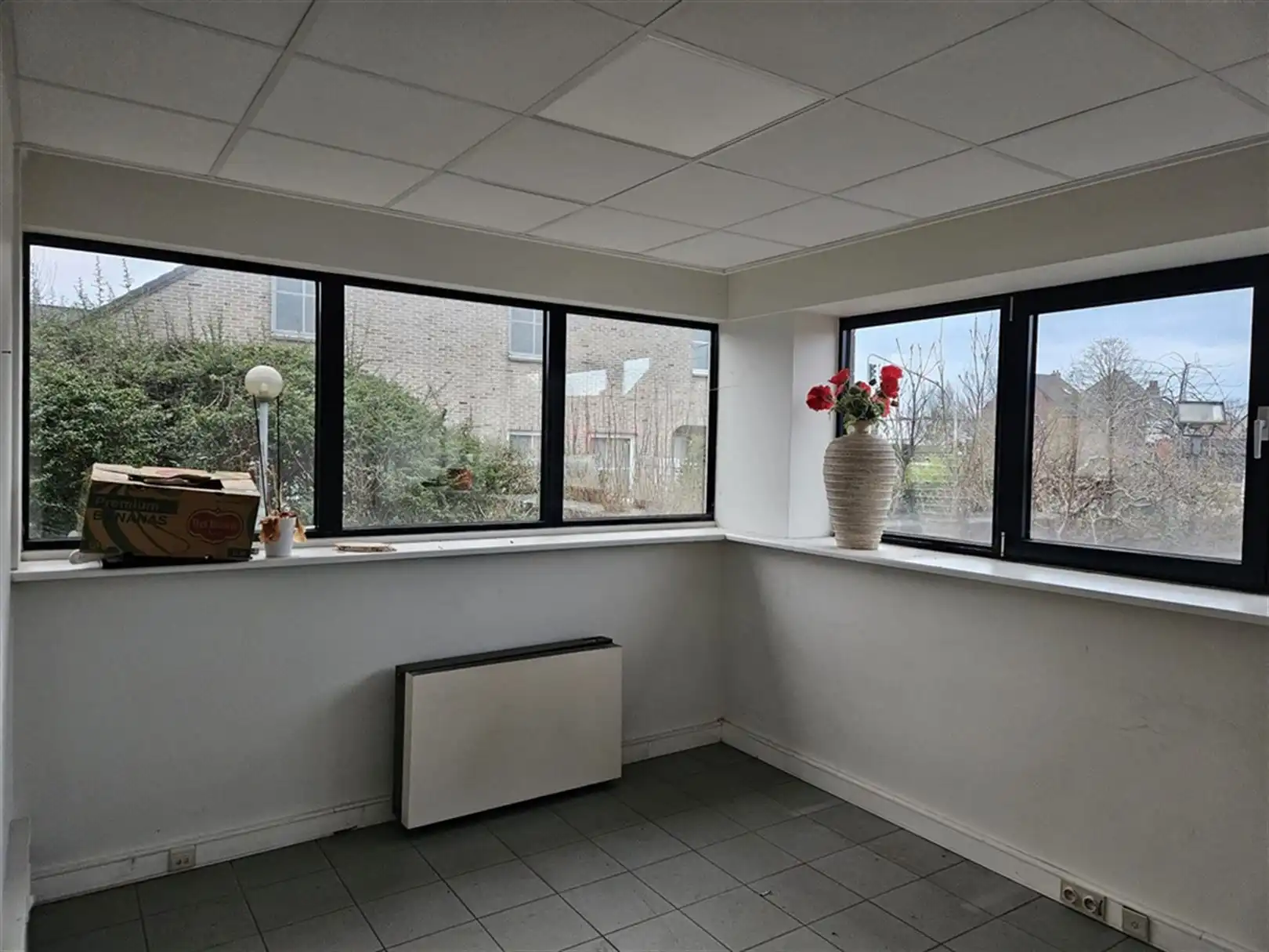 Magazijn met laad- en loskades en kantoren foto 10