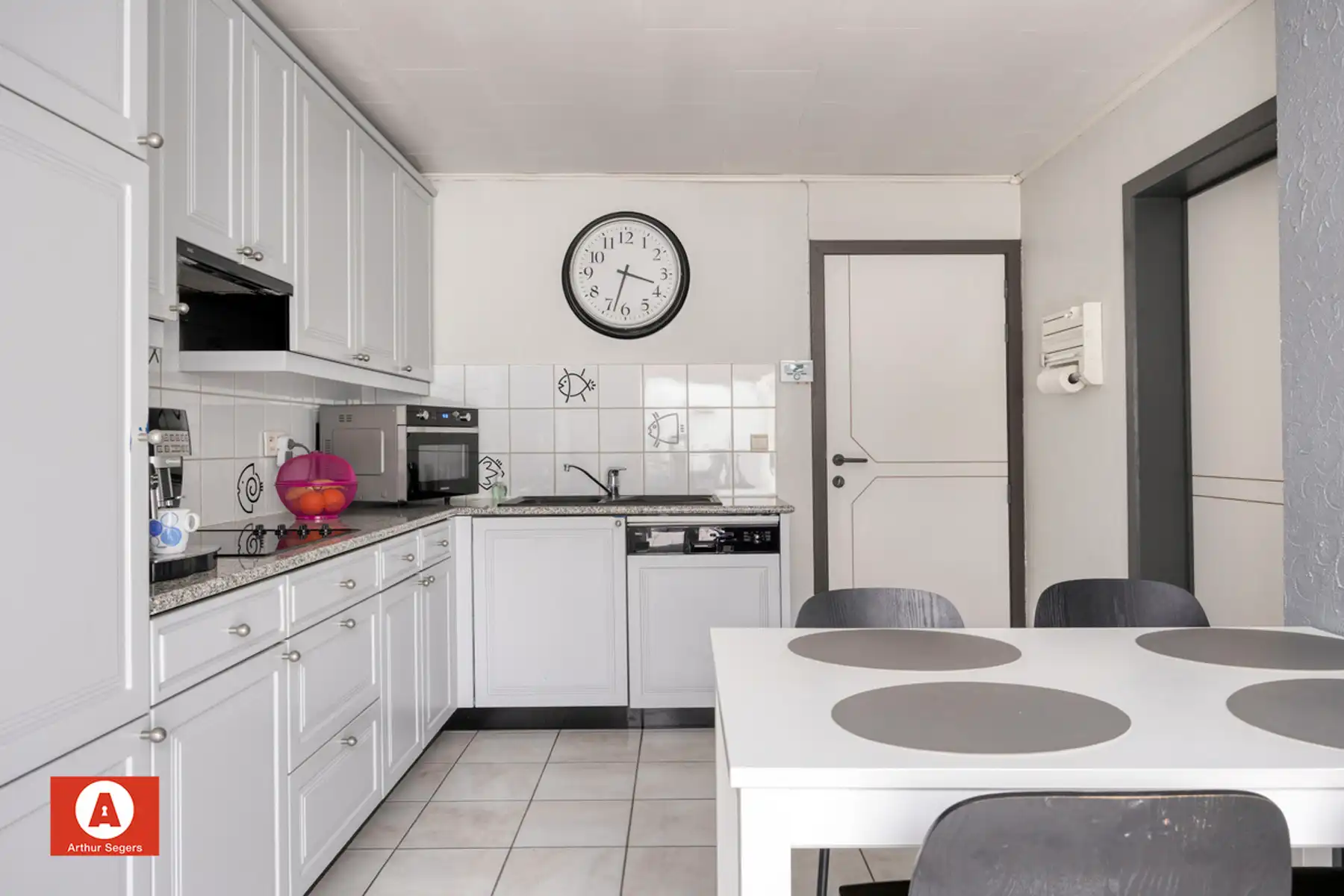 Gezinswoning met 2 tot 3 privatieve auto-parkeerplaatsen. foto 8