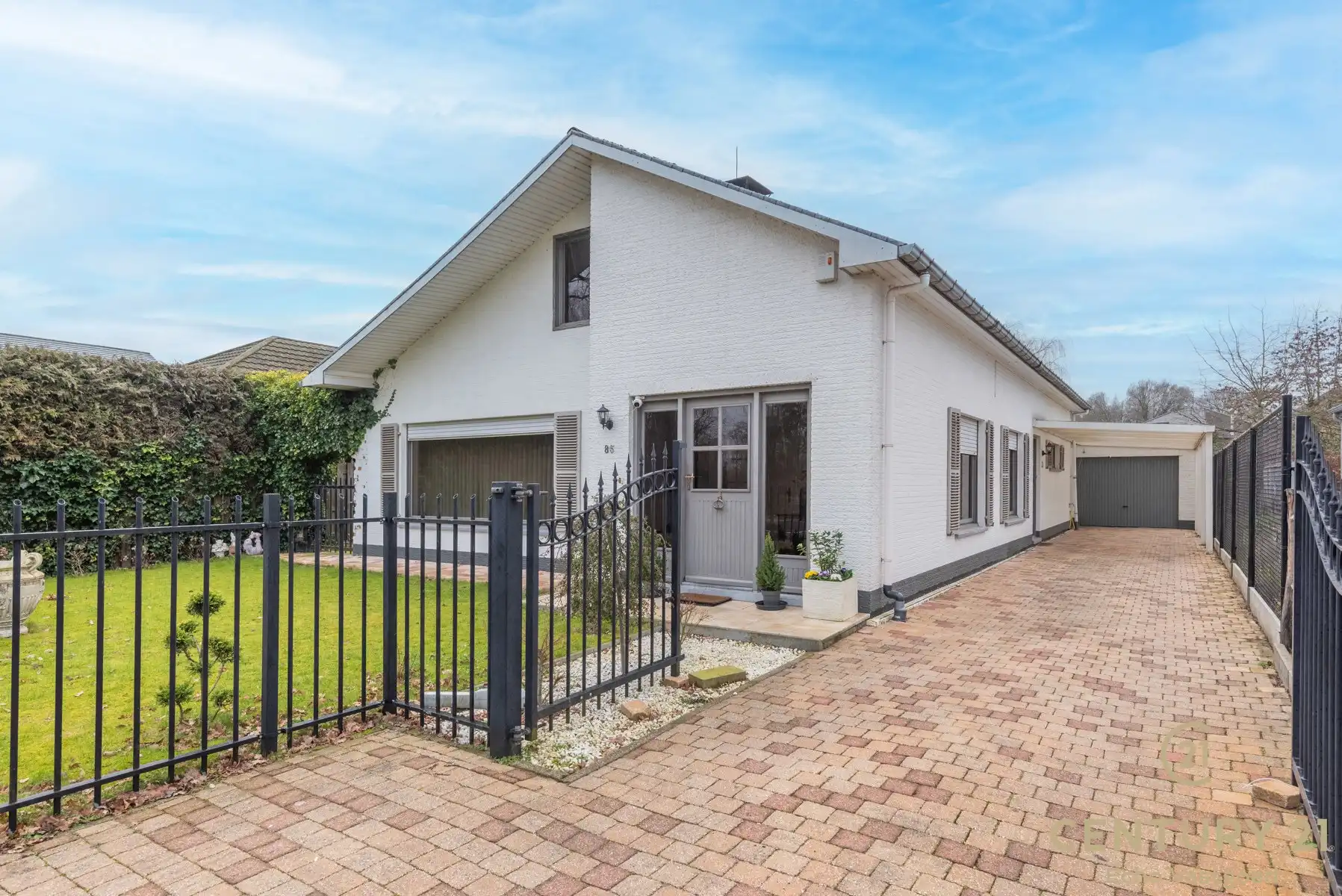 Gerenoveerde vrijstaande villa met verwarmd zwembad foto {{pictureIndex}}
