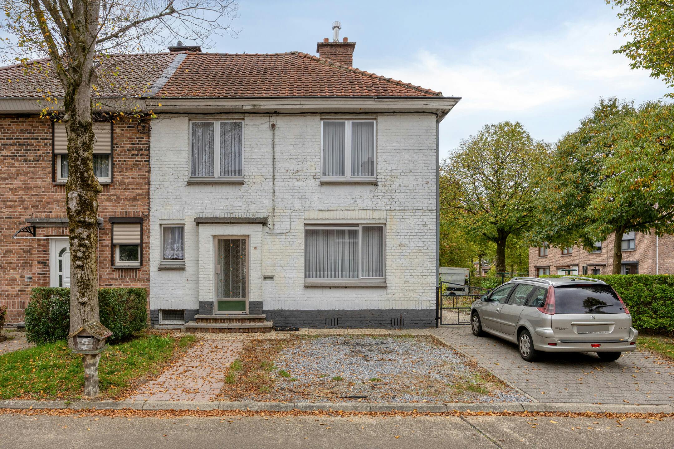Te renoveren woning met zonnige tuin in Genk foto 29