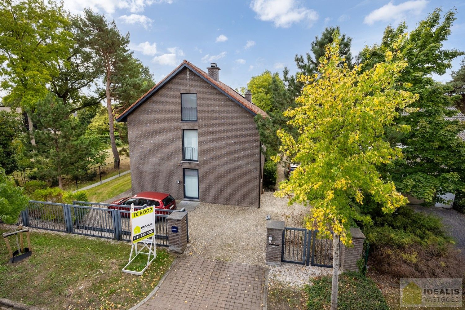 STATIGE, STRAKKE EN UITERST RUIME WONING/KANTOOR MET HOOGSTAANDE AFWERKING EN OOG VOOR DETAIL. VOORZIEN VAN 3 SLAAPKAMERS, RIANTE LEEFRUIMTES ÉN UNIEKE LANDSCAPE KANTOORRUIMTES OP RESIDENTIËLE DOCH GUNSTIGE LOCATIE! foto {{pictureIndex}}
