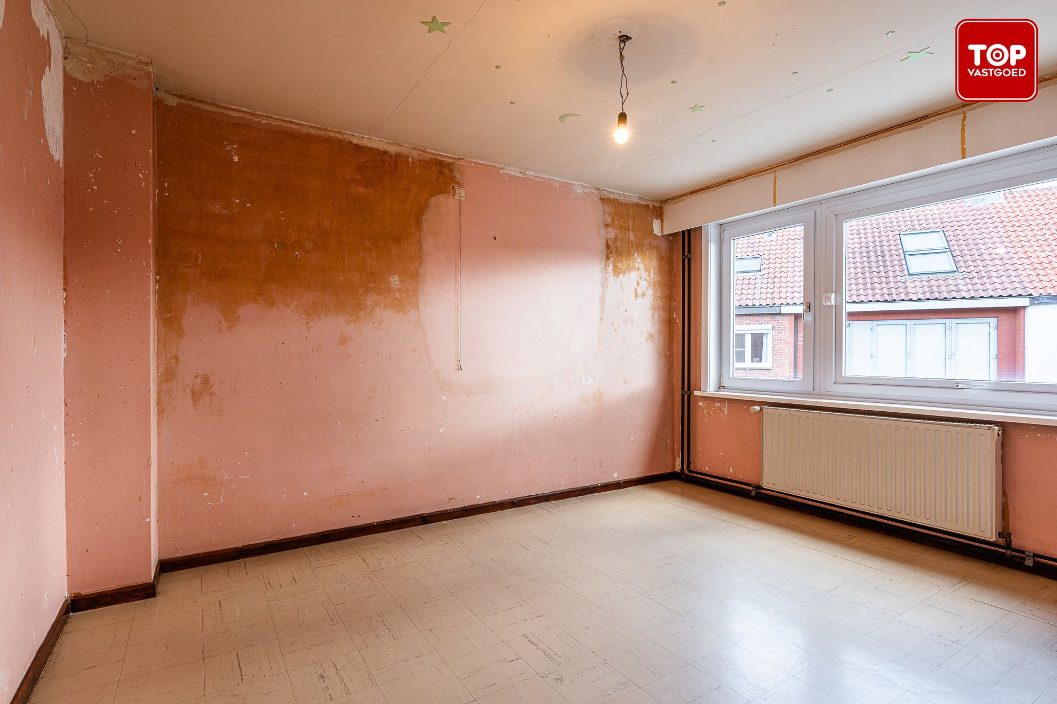 Te renoveren half open woning met tuin en garage. foto 28