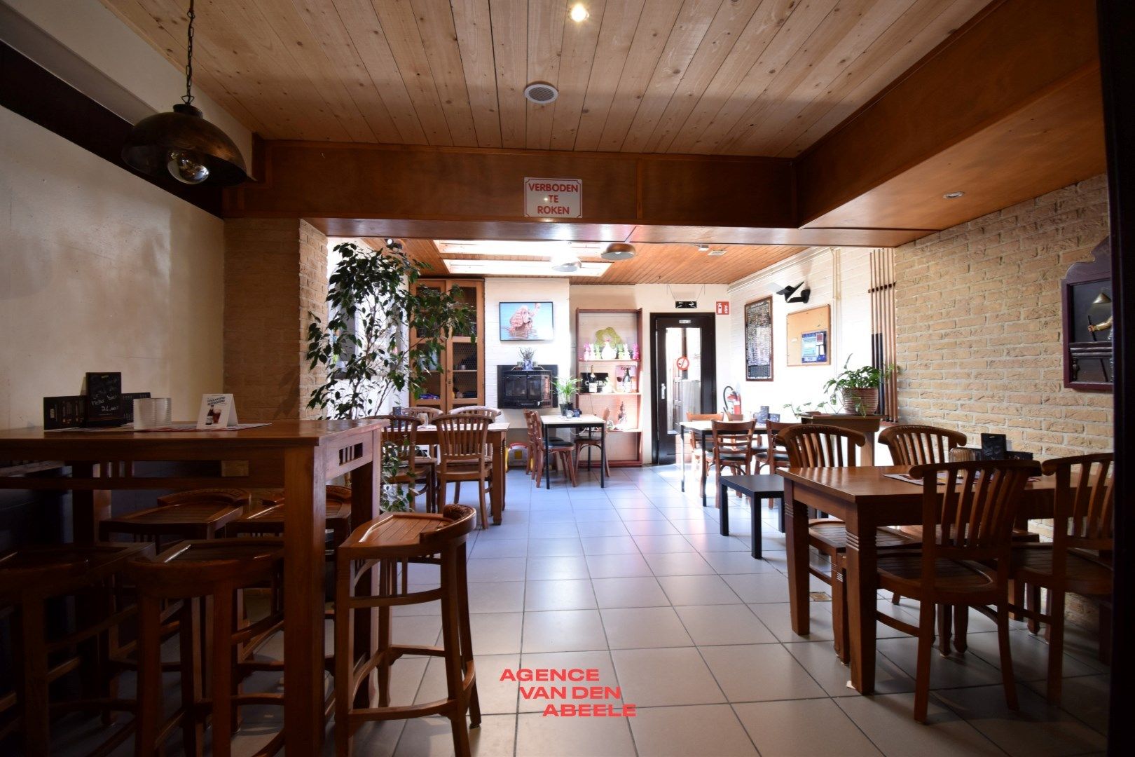 Handelspand bestaande uit eethuis met café en privé woonst foto 6