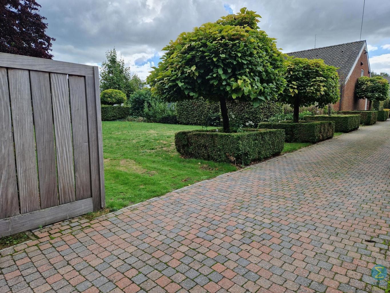 Vrijstaande woning van 340m². foto {{pictureIndex}}